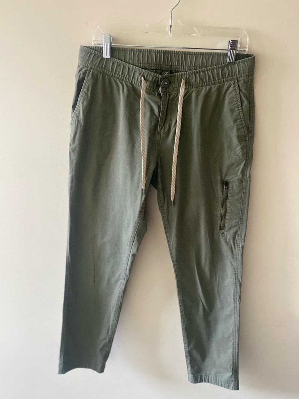 Vuori Olive Green Ripstop comfortable minimalist adventurous everyday jogger